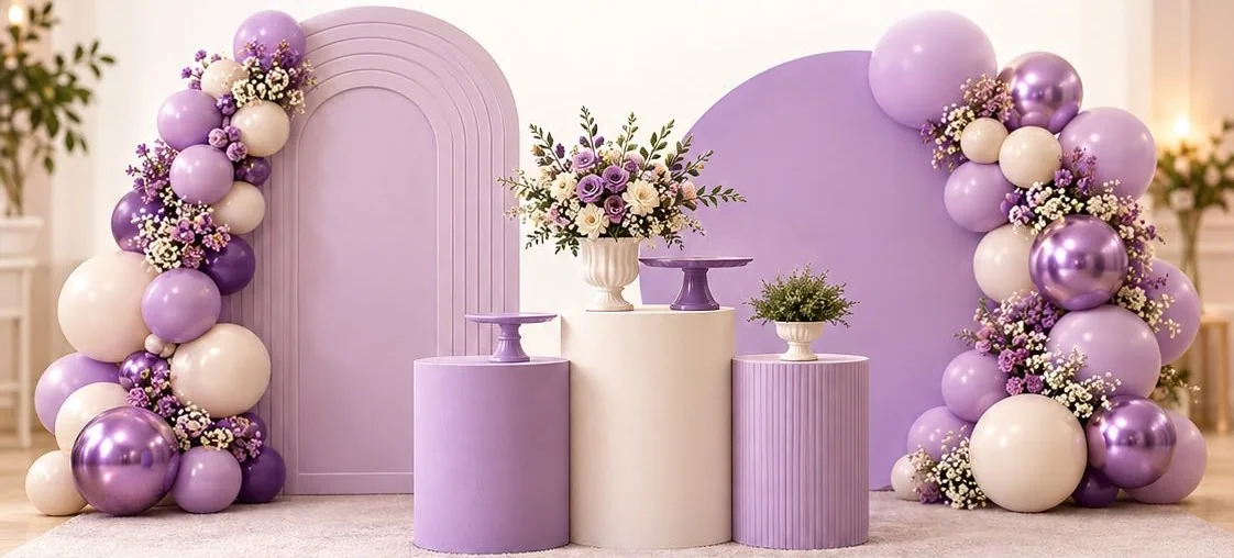 Exemplo do Kit 3 com o arco romano (adicional): painel redondo e três cilindros decorados com bexigas, flores e boleiras