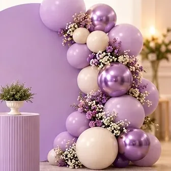Exemplo do Kit 3 com o arco romano (adicional): painel redondo e cilindros decorados com bexigas e flores em tons de lilás